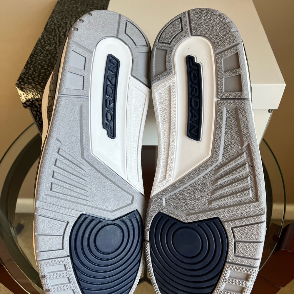Nike Air Jordan 3 - Picture 3 of 4